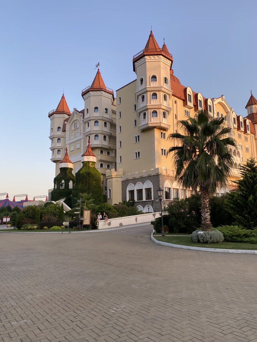 Великолепный архитектурный ансамбль. Наши финансисты готовы только ямы копать для экономики.