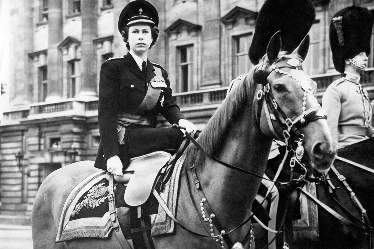 Будущая королева Елизавета участвовала в параде конной гвардии в 1949 году в честь 53-летия своего отца короля Георга VI.