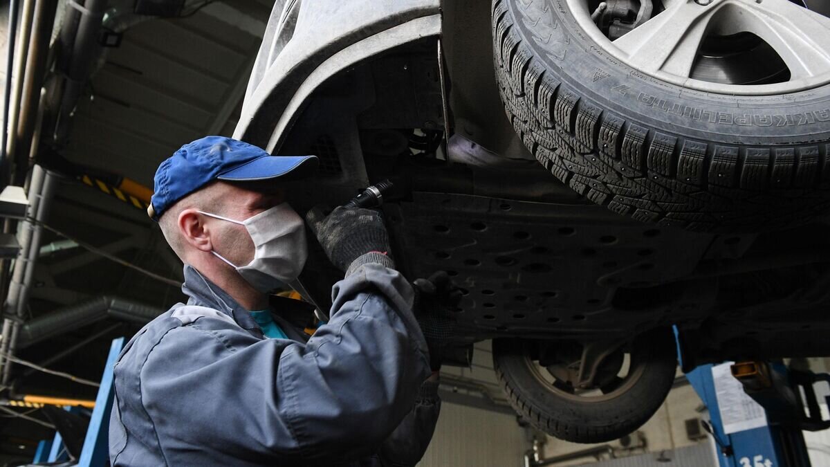    Ремонт автомобиля в сервисной зоне в одном из автосалонов© РИА Новости / Александр Кряжев
