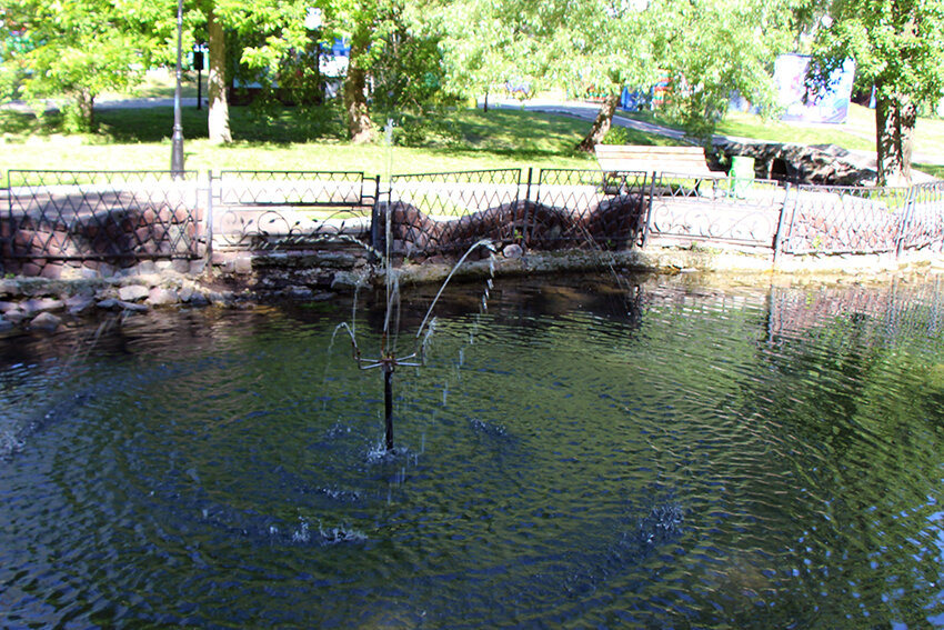 Уютные зеленые аллеи, интересные тематические площадки, веселые аттракционы - все это делает парк имени Пушкина в Саранске излюбленным местом отдыха.-3-3