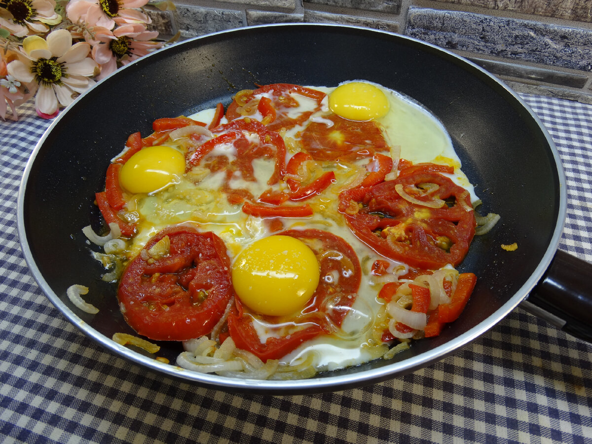 Яичница с помидорами, луком и красным сладким перцем | Готовим вкусно дома/  Кулинария/ Рецепты | Дзен