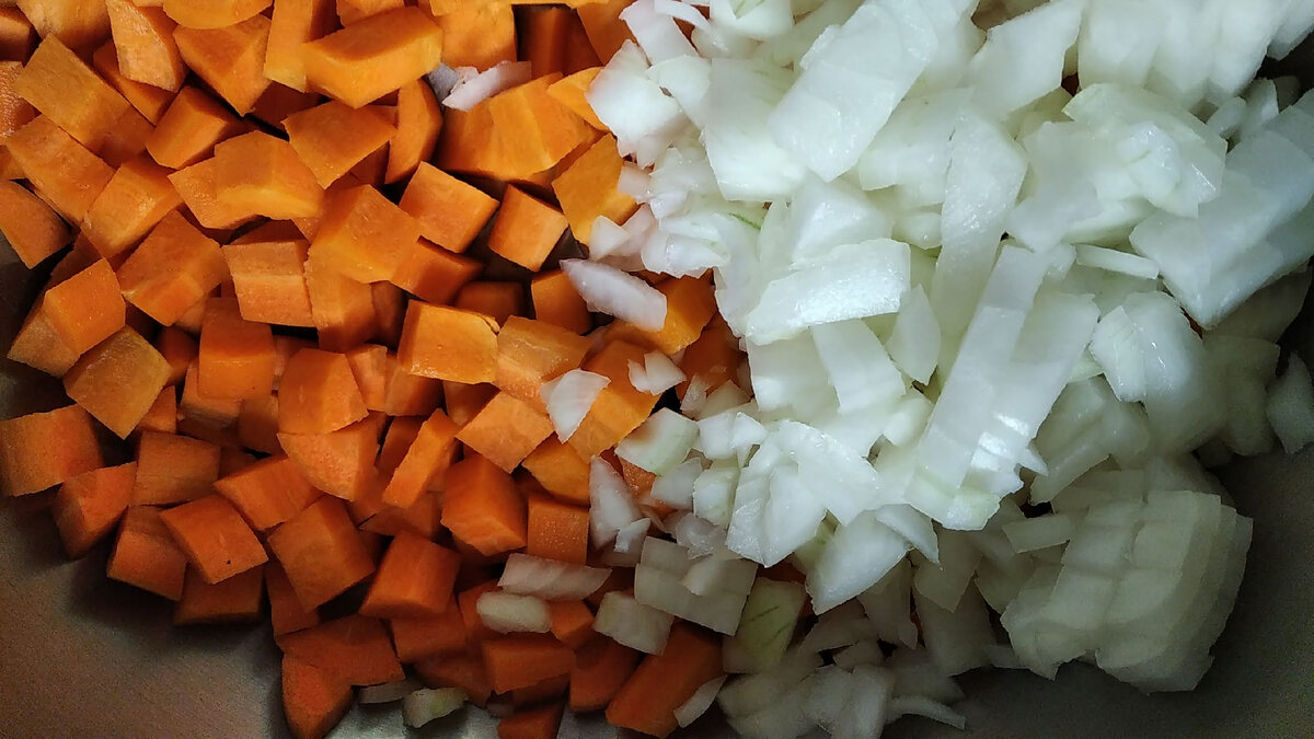 Лук с морковкой кубиком