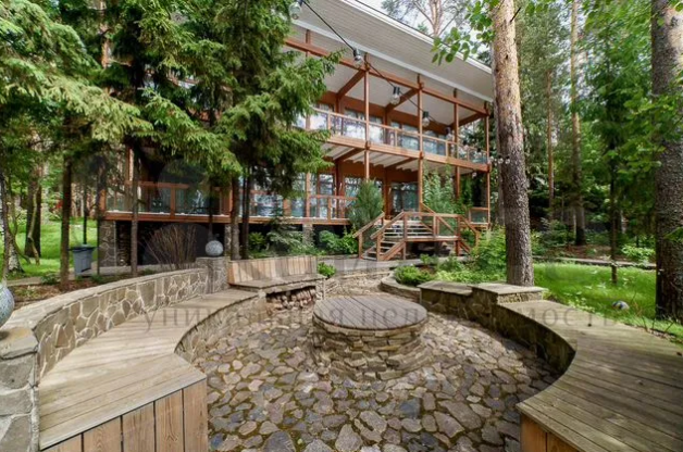    Коттедж расположен на участке соснового леса Арина Полтанова