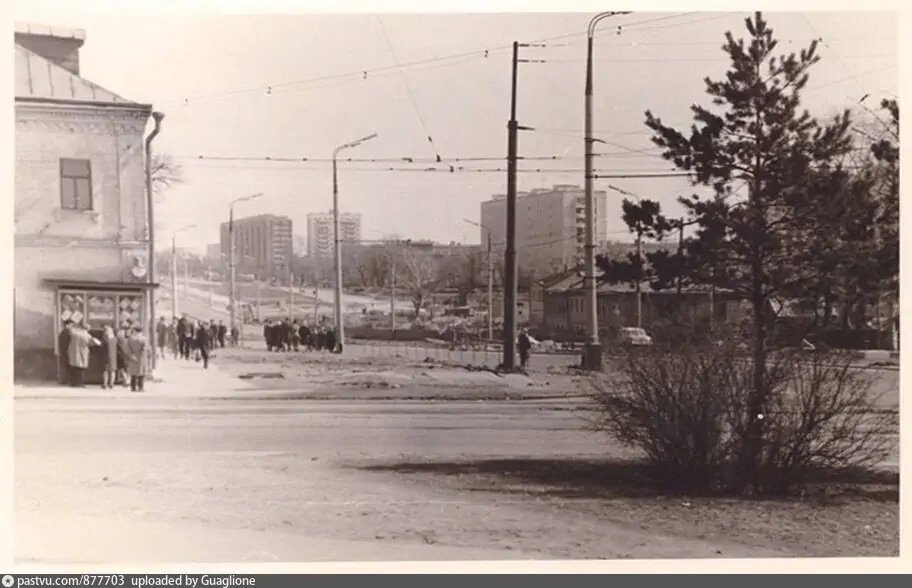 Так местность выглядела до того, как построили высотный дом. На снимке перекрёсток с Халтуринской улицей, 1970. С сайта www.pastvu.com.