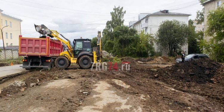 Рядом со сквером расположено много магазинов и объектов социального значения