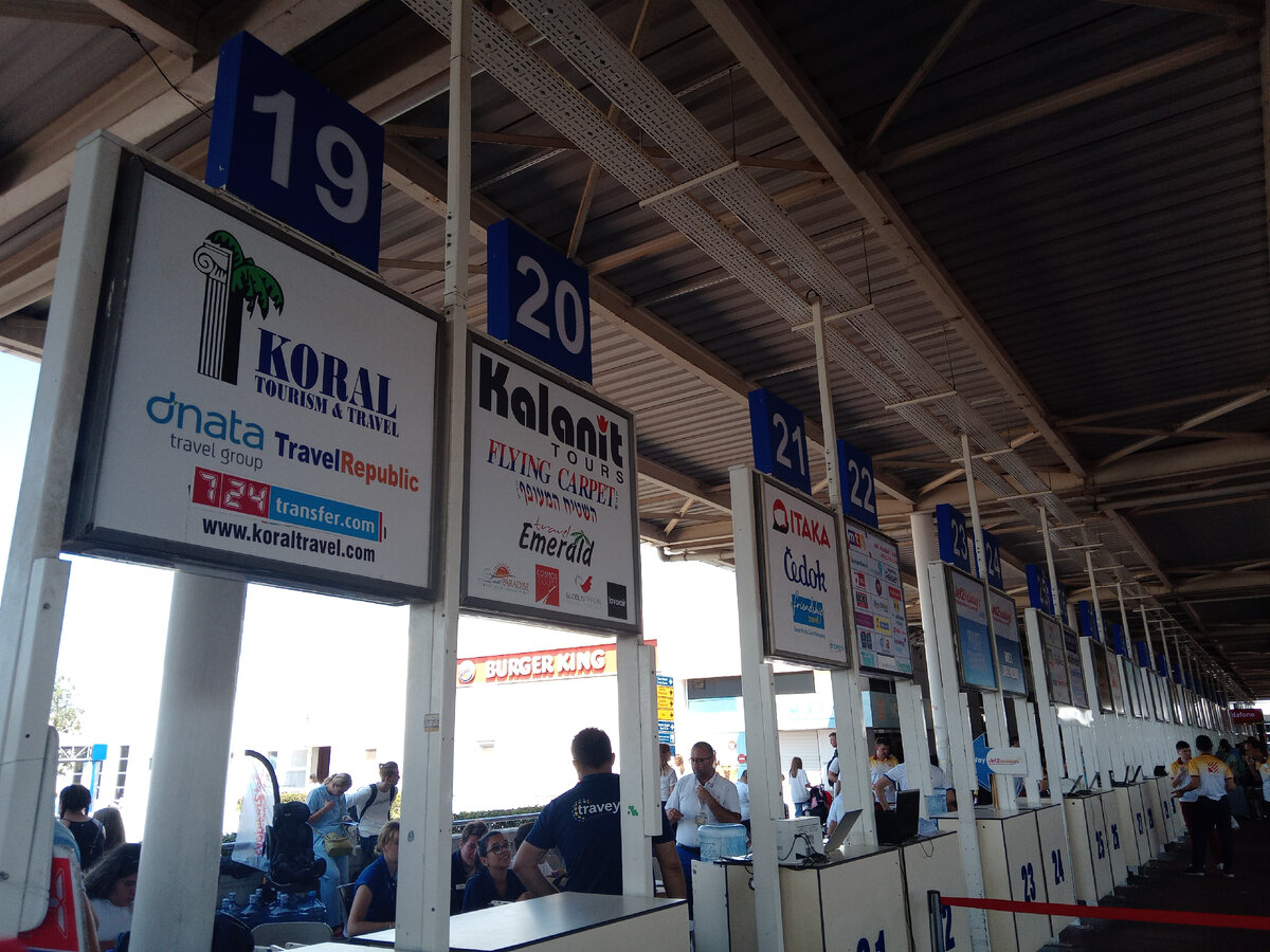 Аэропорт Анталии. Терминал 2. Стойки туроператоров, встречающих гостей из разных стран.