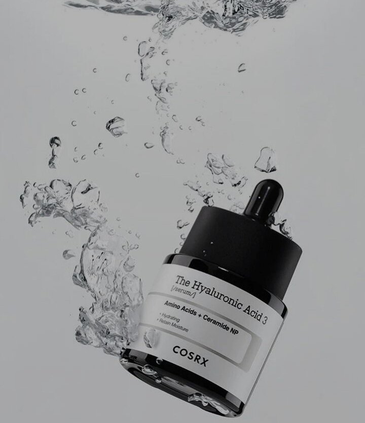 Увлажняющая сыворотка с 3% гиалуроновой кислотой 
COSRX The Hyaluronic Acid 3 Serum 
 Сыворотка интенсивно насыщает влагой, смягчая и повышая эластичность кожи. Средство с низко молекулярной гиалуроновой кислотой проникает глубоко в эпидермис, устраняя сухость и шелушение, и поддерживает оптимальный уровень увлажнённости.
Гиалуроновая кислота предотвращает сухие морщинки и сглаживает рельеф.
Подходит для нормальной, комбинированной и сухой кожи. 