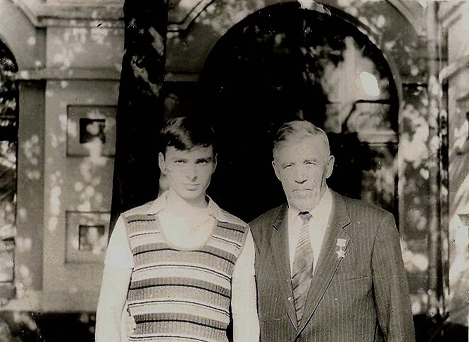 Андрей Яковлевич Ефремов с внуком Павлом. 21 июня 1984 года 