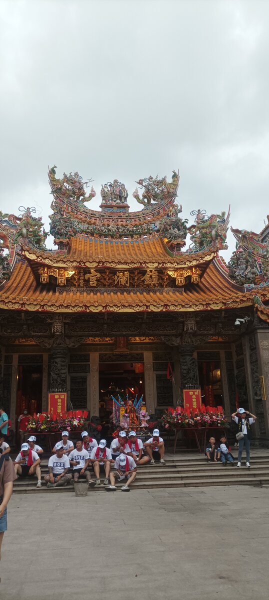 Храм богини Мазу. На переднем плане - паломники из соседнего города