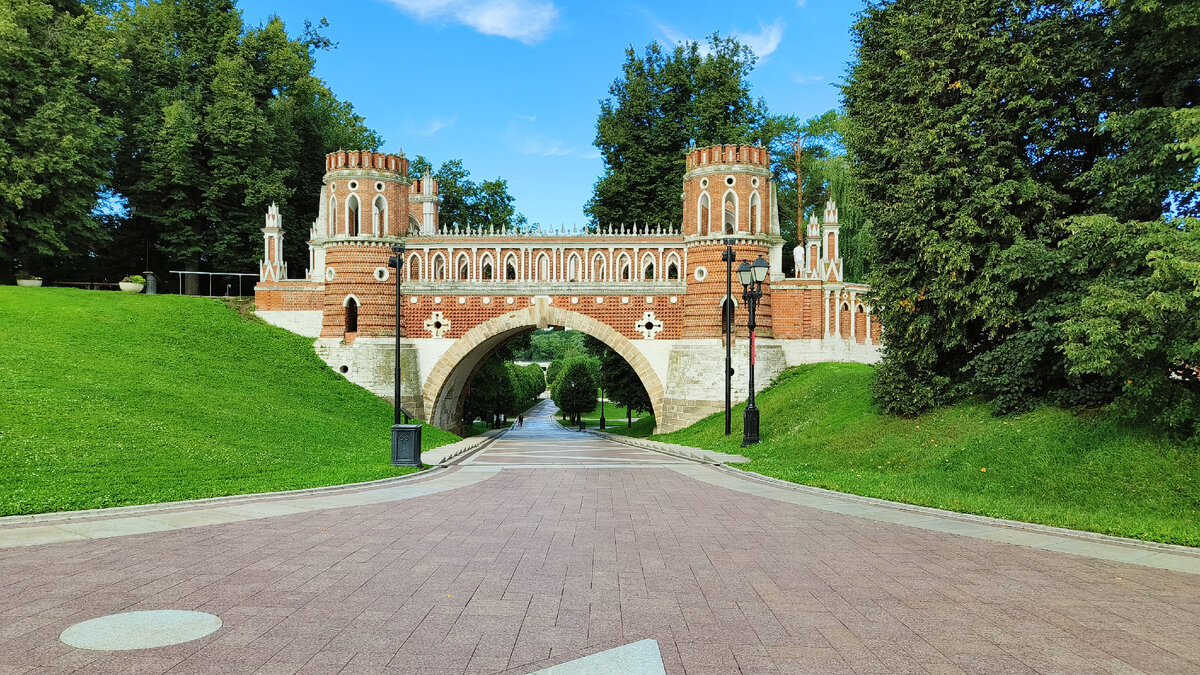 Царицыно пешком. Дворцовая площадь царицыно. Царицыно (дворцово-парковый ансамбль). Миловида в царицыно. Заповедник царицыно.