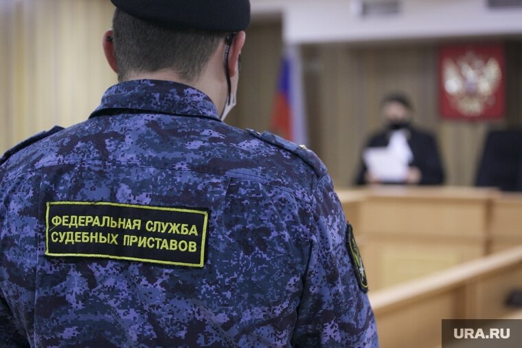    За задолженность по штрафам ГИБДД приставы наложили арест на счета и запретили водить машину