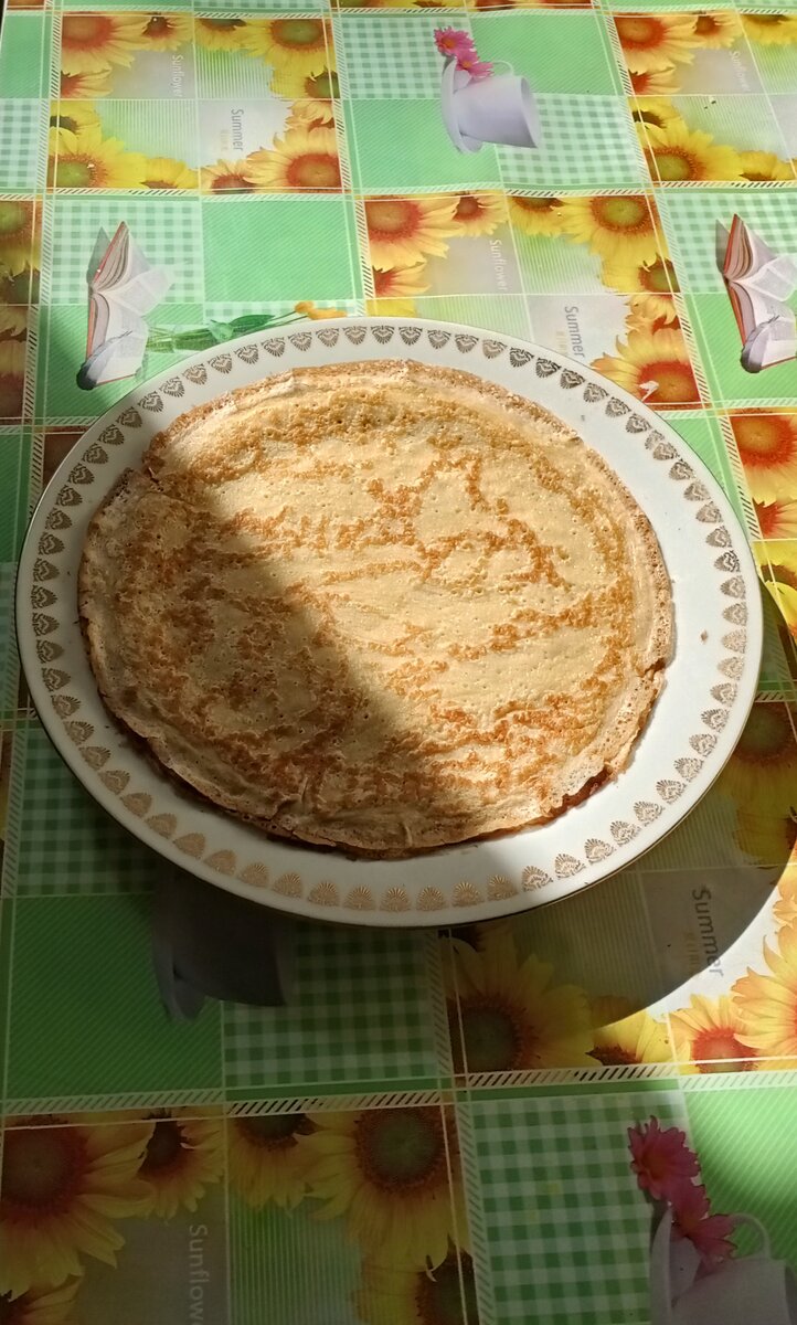 Теплые блины хорошо подойдут для трубочек со сладким наполнителем: вареньем, медом или сгущённым молоком