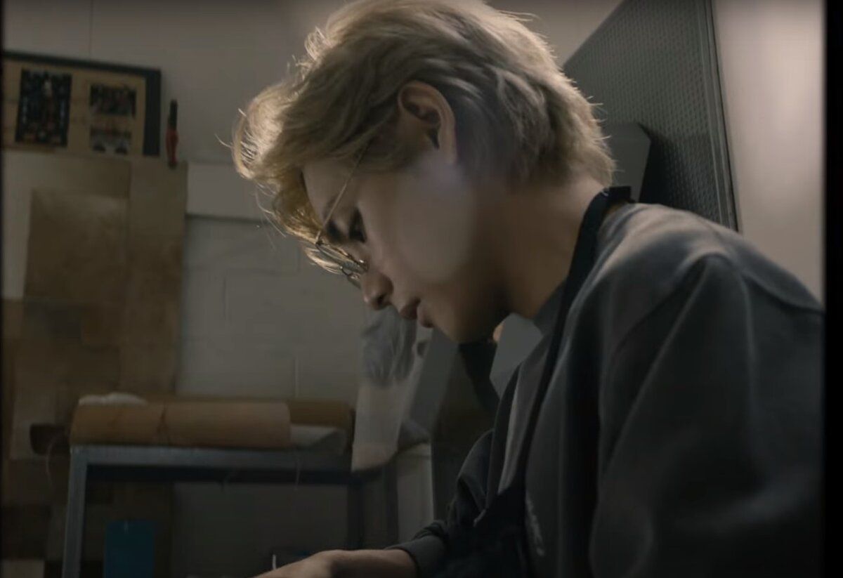 Погружённый В исскуство.ОБЗОР на клип. V. BTS. | Приходите на огонёк к ...