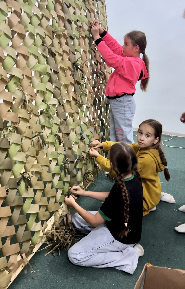 Я родом из СССР и в моем детстве патриотизмом был пропитан воздух не только в школе, но и дома и на улице. В  автобусах, в трамваях, на остановках, на танцах, по телевизору и по радио; из каждого утюга пели о нашей прекрасной стране. Обожать и восхищаться своей страной было нормой, гордость и радость жить в Великой стране нам прививали так не заметно и виртуозно, что это достойно истинного восхищения! Советская система образования на протяжении многих десятилетий работала на благо своей страны; это же мощнейшая машина, которая работала как швейцарские часы. Как жаль, что в один миг мы все это потеряли.  Позволили  чужим рукам разрушить самое ценное! А потом нас долго убеждали, что жили мы не правильно и верили не в тех.  Кто-то из нас остался верен прежним идеалам, а кого то мы потеряли…  Да возможно многих деятелей очень приукрашали, да и хрен с ним! Если моя страна становилась от этого сильнее и богаче, а люди чище и добрей, значит так было нужно! 
Сейчас государство с большим опозданием, но все же, решило вернуться к истокам. Школьникам вернут общественно полезный труд!  Шикарная новость и очень резонансная; вызвала большое количество критики. Огромная аудитория женщин выступила в защиту своих чад, пытаясь упрекнуть Государство в использовании детского труда и призывая оплачивать его детям😵‍💫🤯 Причем на полном серьезе…

Я когда читала комментарии недоумевала, что вообще происходит??? 

Почему мы все хотим вырастить из своих детей хороших людей, а делать для этого ни чего не хотим?

Труд еще ни одного человека не испортил. 

А помощь в содержании чистоты в школе и в классах поможет нашим детям научится уважать чужой труд и беречь школьное и государственное имущество.

Я с теплотой и умилением вспоминаю время, 

когда мы оставались после уроков и дежурили в классе! А поездки на картошку, это вообще отдельное приключение. Ни один родитель и в мыслях не допускал освободить своего ребенка от общественного труда!

И сейчас, когда возрождается патриотическое воспитание в школах, нам родителям нужно помочь системе! Мы должны быть единым целым - командой, которая гордится своей страной и верит в ее силу и мощь 💪 

Вспомните: «когда мы едины - мы непобедимы!». Не знаю чьи слова, но они в самую точку.

Вернемся к реальности!

 По всей стране раскиданы пункты помощи… и не везде нужны лишь Ваши деньги, чаще нужны Ваши руки и сердца 🧡 

В нашем маленьком городке тоже есть такой пункт, в котором небезразличные люди вяжут сети для наших бойцов. Помощь адресная, для конкретной техники в конкретное подразделение.  Наша тетя Ирина  пригласила меня помочь, если есть время и желание.  Я долго сомневалась, ссылаясь на сложность процесса  и боязнь не освоить его.  Рассказала дочери об этом и она сразу же ответила: «Я с тобой!».  Позвав еще и своих подруг, моя дочь и я отправились на важное мероприятие. В теплой и дружеской атмосфере нам все объяснили и все показали, через 30 минут мы уже как паучихи плели свои сети. Восьмилетние девчонки задавали кучу вопросов: а для чего, а кому, а зачем??? И внимательно слушали рассказы о прилетах, о спасенной технике и о спасенных жизнях, благодаря нашим сетям. Оказывается сети помогают отрикошетить осколки, а значит помогают спасать жизни нашим бойцам!  Как же круто быть к этому причастными! 

«Теть Свет, а Вы завтра нас возьмете?» - тихо спросила Ксюшина подружка, остальные тоже смотрели на меня с ожиданием ответа.

- Конечно возьму, мои рыбочки ❤️❤️❤️


Гордые девчонки шли домой с счастливыми улыбками на лицах, сегодня они почувствовали свою причастность к большущему делу. Они шли и наперебой рассказывали о своих успехах, а мое сердце наполнялось теплом и щемящей радостью. 

Сегодня я поняла одну очень важную вещь.

Патриотизм, его не объяснить!

Его надо потрогать своими руками, тогда он проникнет в самое сердце!

Мы делаем большое дело, когда идем вместе со своими детьми в бессмертном полку, смотрим вместе добрые фильмы, дарим цветы учителям, помогаем  старшим, уступаем место беременной девушке и гордимся своей страной! 

 

P.S. Стихотворение из детства на подкорке:

Я маленькая девочка, 

Я в школу не хожу.

Я Ленина не видела,

Но я его люблю!