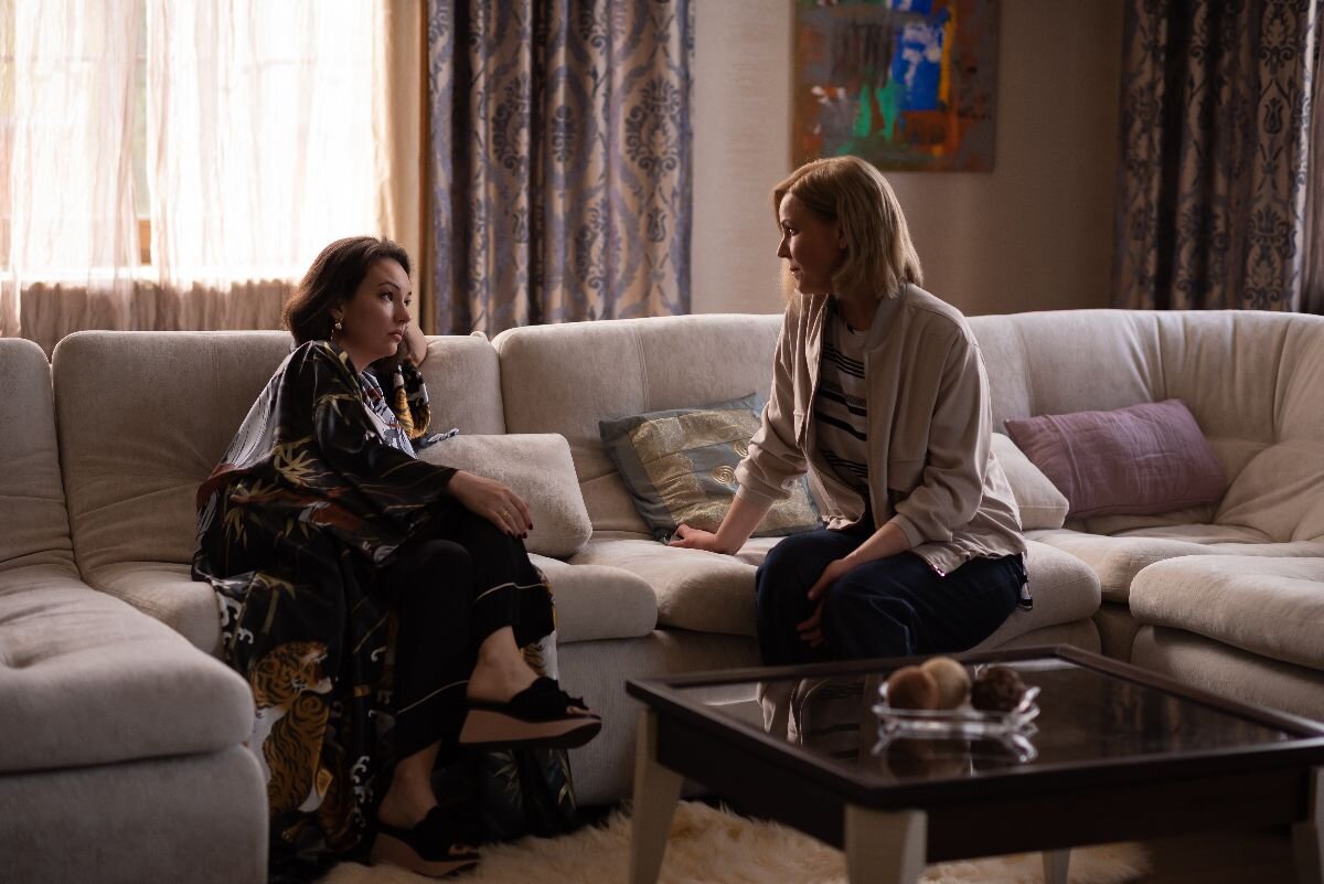 Ольга Павловец и Мария Куликова. Кадр из сериала "Зеркало лжи".