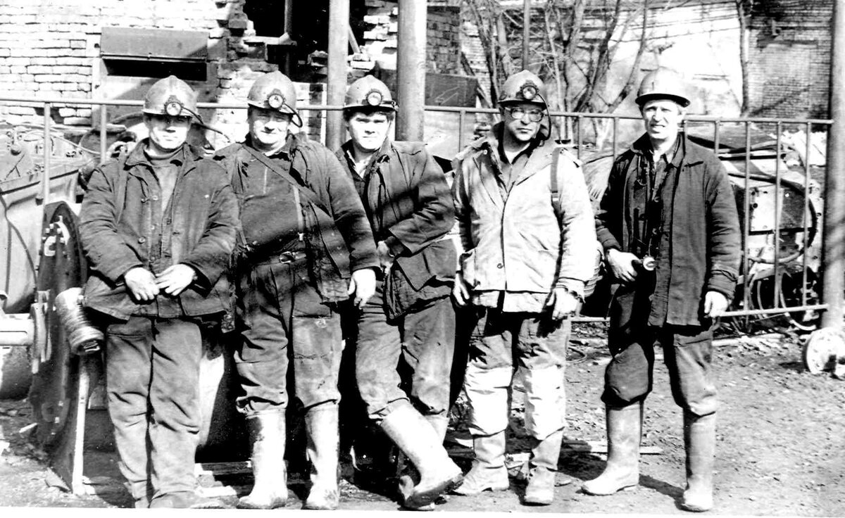 Перед спуском в шахт: электрослесари участка ВШТ (Внутри-шахтный транспорт), шахта "Центральная"(ликвидирована в 90-х годах). Город Прокопьевск, Кузбасс. Автор рассказа крайний справа.