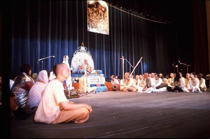 Духовные картины часто сопровождали публичные выступления Шрилы Прабхупады 