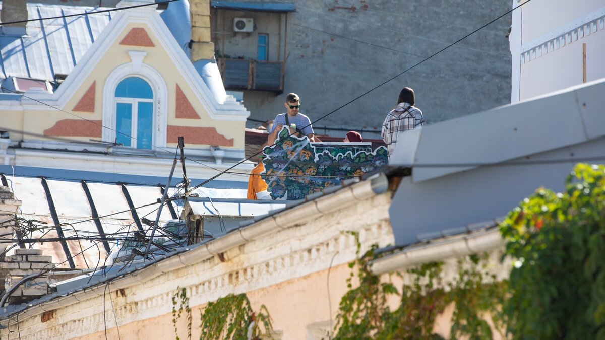     На улице Адмирала Фокина появится панно — роспись на темы городских легенд, сообщает пресс-служба мэрии Владивостока. На фасаде дома № 3а нарисуют Призрака Белой Дамы и опасную игру офицеров «Охота на тигра».