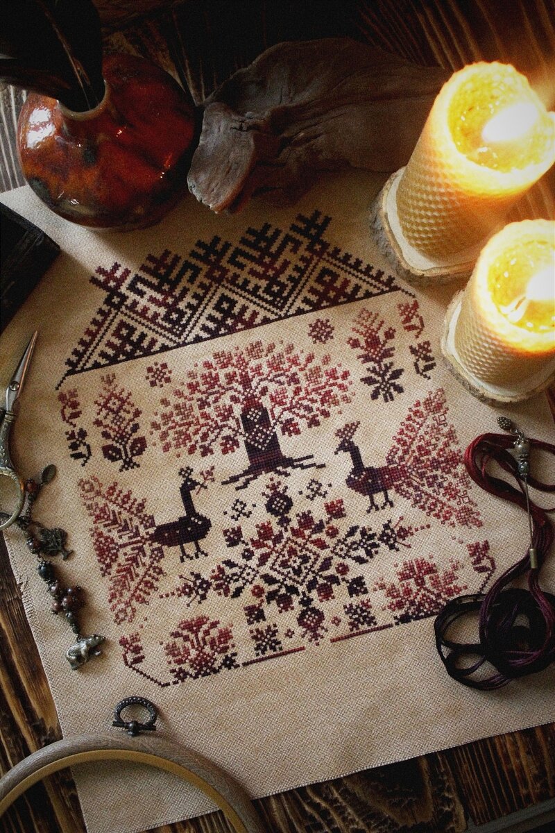 Вышитая работа по схеме «Древо»