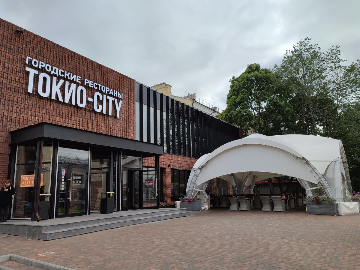 Совершенно новое здание ресторана, аж блестит! Адрес улица Мира, 2. Два этажа