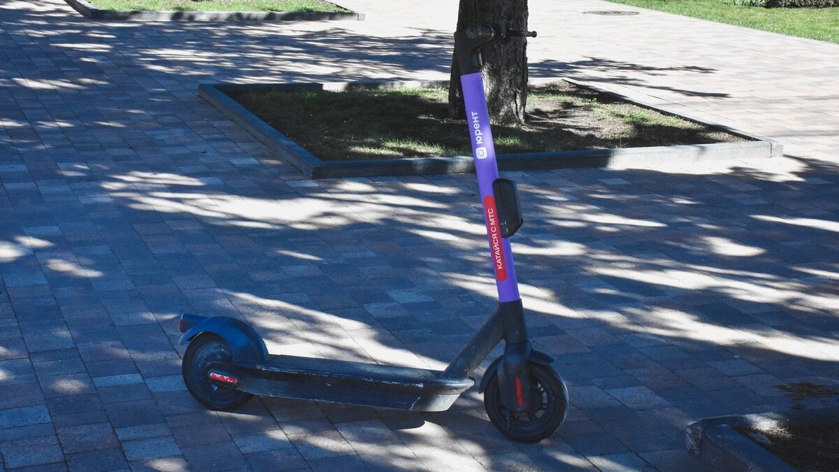     Самокатчика сняли на видео, когда он рассекал по встречной полосе в районе поворота с 1-й Морской во Владивостоке.