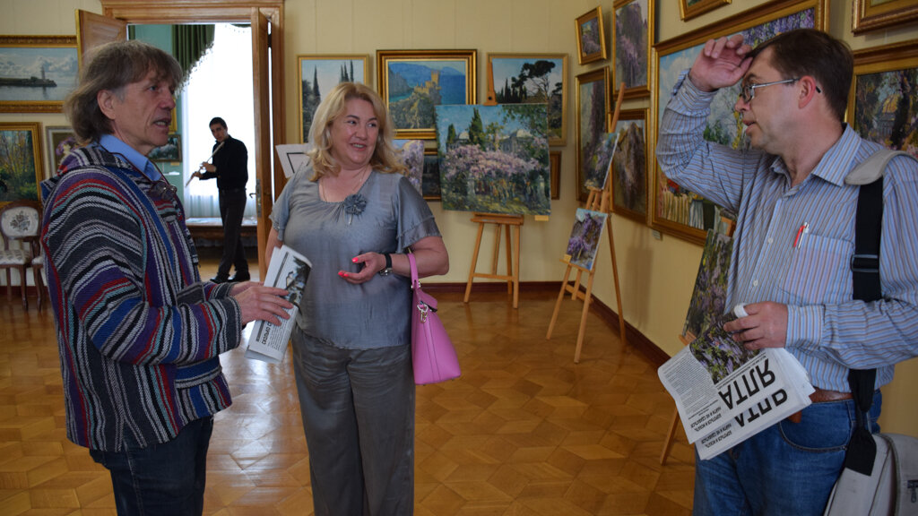 Сергей Петровия Бочаров (слева) и журналист Сергей Сардыко (справа) на выставке «Царица Глициния в Ливадии», май 2021 года