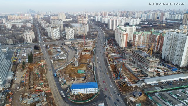 Фото andrey72 с форума «Наш транспорт»:
Вид в сторону центра, левее Озерная улица, справа перекрываемый участок Мичуринского проспекта.