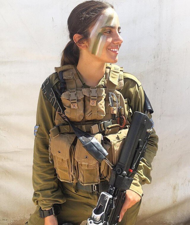 Военная девушка