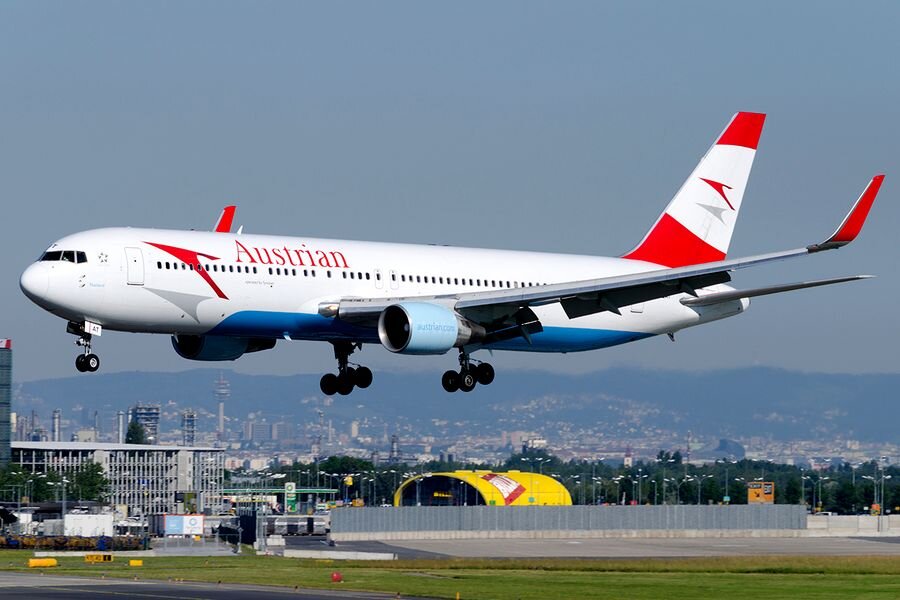 Самый старый самолёт в парке авиакомпании Austrian Airlines — Boeing 767-31AERWL по имени Thailand возрастом 26,1 года. На фото — приземляется в аэропорту Вены (VIE).
Sebastian Schreibmaier, planespotters.net