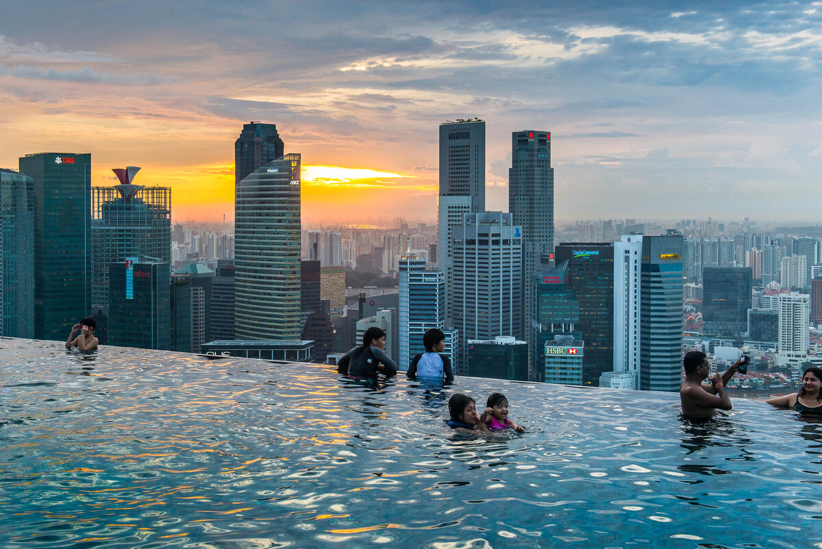 Фото бассейн на крыше небоскреба в сингапуре