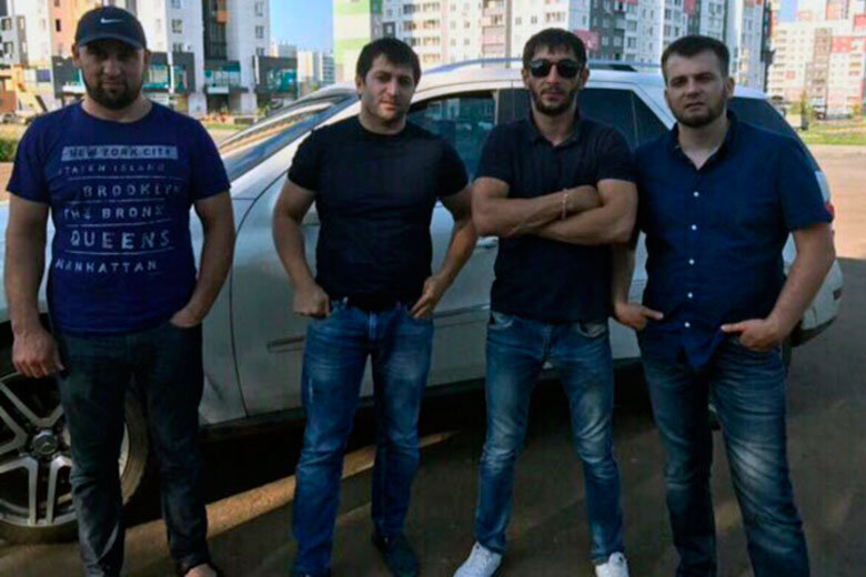 Зелимхан Полонкаев (в очках) Фото: Ura.ru