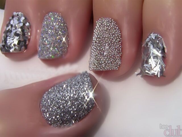 Маникюр белый с серебряным миндаль. Белый маникюр с серебристыми блестками. Ногти белые с серебром фото. Ногти белые с блестками. Белосеребрисиый маникюр.