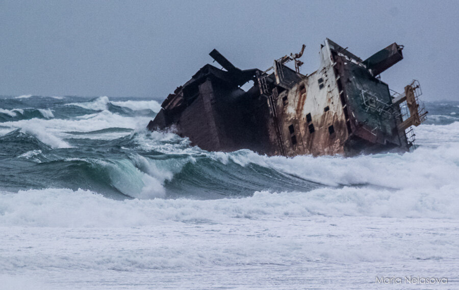 Терпит кораблекрушение. Нефтяной танкер prestige катастрофа. Затонувшие корабли. Крушение сухогруза "arvin". Терпит кораблекрушение.