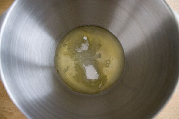 Взбиваем яичные белки и сахар на средней скорости миксера.