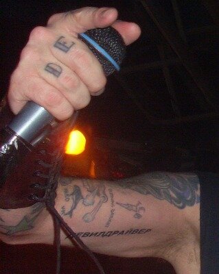  обратите внимание на руку Деза
 