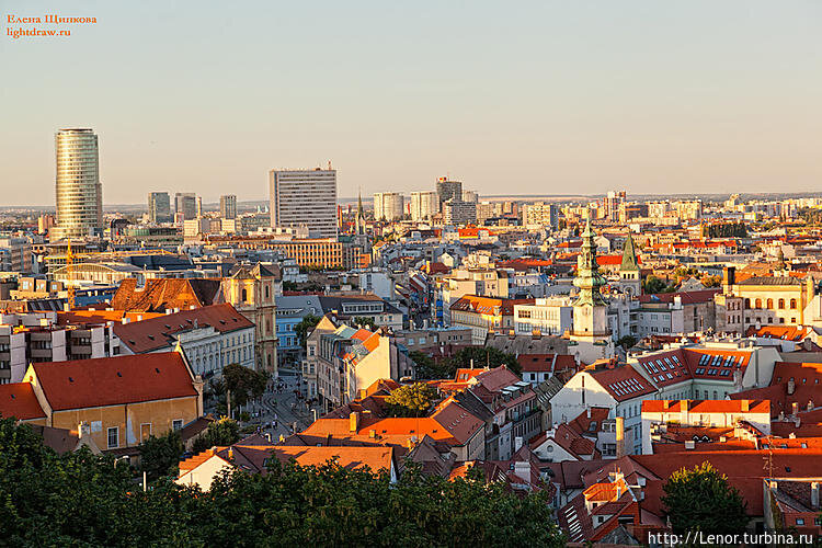  Замок стоит ровно в центре города, на высоком холме Малых Карпат. Вид с его площадок на Братиславу открывается великолепный
Это историческая часть города
 