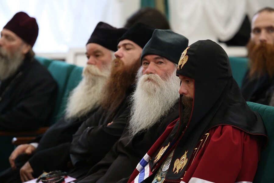 Официальные  представители Древлеправославной Архиепископии на Соборе РПсЦ. Слева  направо: протоиерей Григорий Ефимов, иерей Артемий Ефимов, протоиерей  Георгий Ефимов, епископ Никодим (Елякин). Октябрь 2017 года