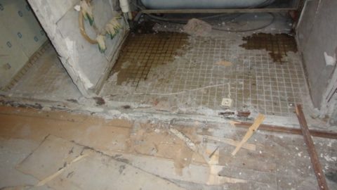  Пол ванной зачастую удерживает воду от протечки