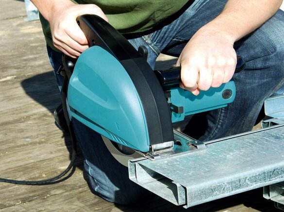 Принцип работы дисковой пилы по металлу аналогичен распиливанию «циркуляркой» древесины или фанеры. Ключевое отличие — количество оборотов.