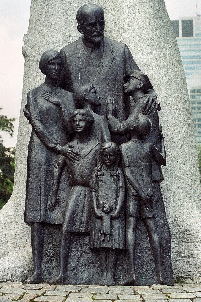 на первый взгляд необычный памятник Ленину, но на самом деле это Януш Корчак