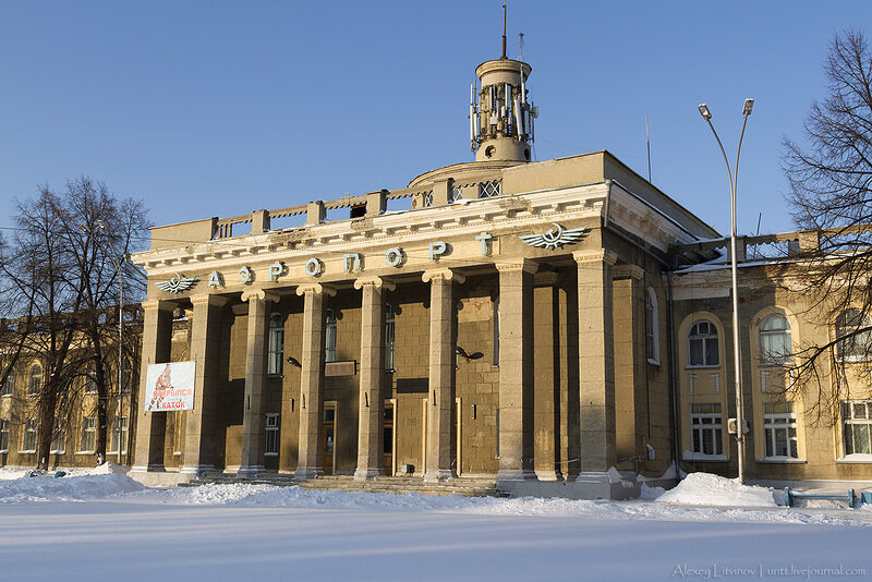 Аэропорт северный новосибирск. Городской аэропорт Новосибирск Северный. Старый аэропорт Новосибирск. Здание аэропорта Новосибирск. Заброшенный аэропорт Новосибирск.