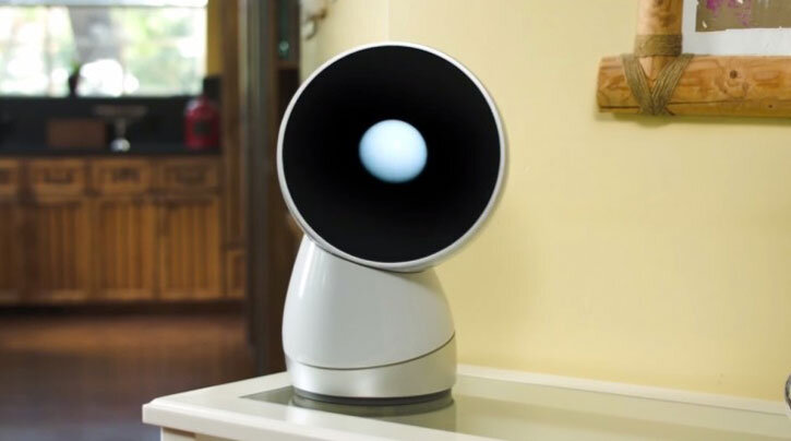Робот Jibo. Этот домашний робот-ассистент отличается от Amazon Echo и Google Home некоторыми почти человеческими чертами, а сами разработчики называют его «первым в мире социальным роботом». В частности, он умеет имитировать эмоции, поворачивает «голову» на голос хозяина и т.д. Стоит робот $899. 