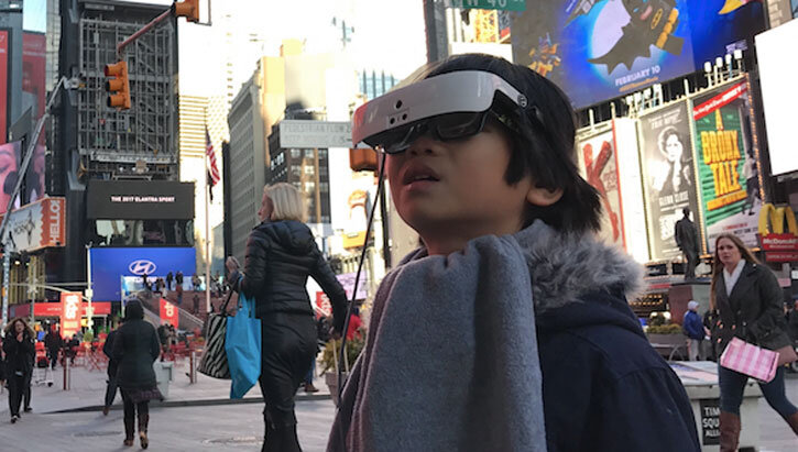 eSight 3. Это — умные очки, которые помогают ориентироваться в пространстве инвалидам по зрению. Они умеют записывать видео в высоком разрешении, увеличивать его, адаптировать контрастность так, чтобы слабовидящий человек мог его воспринимать. Цена таких очков — $9995. 