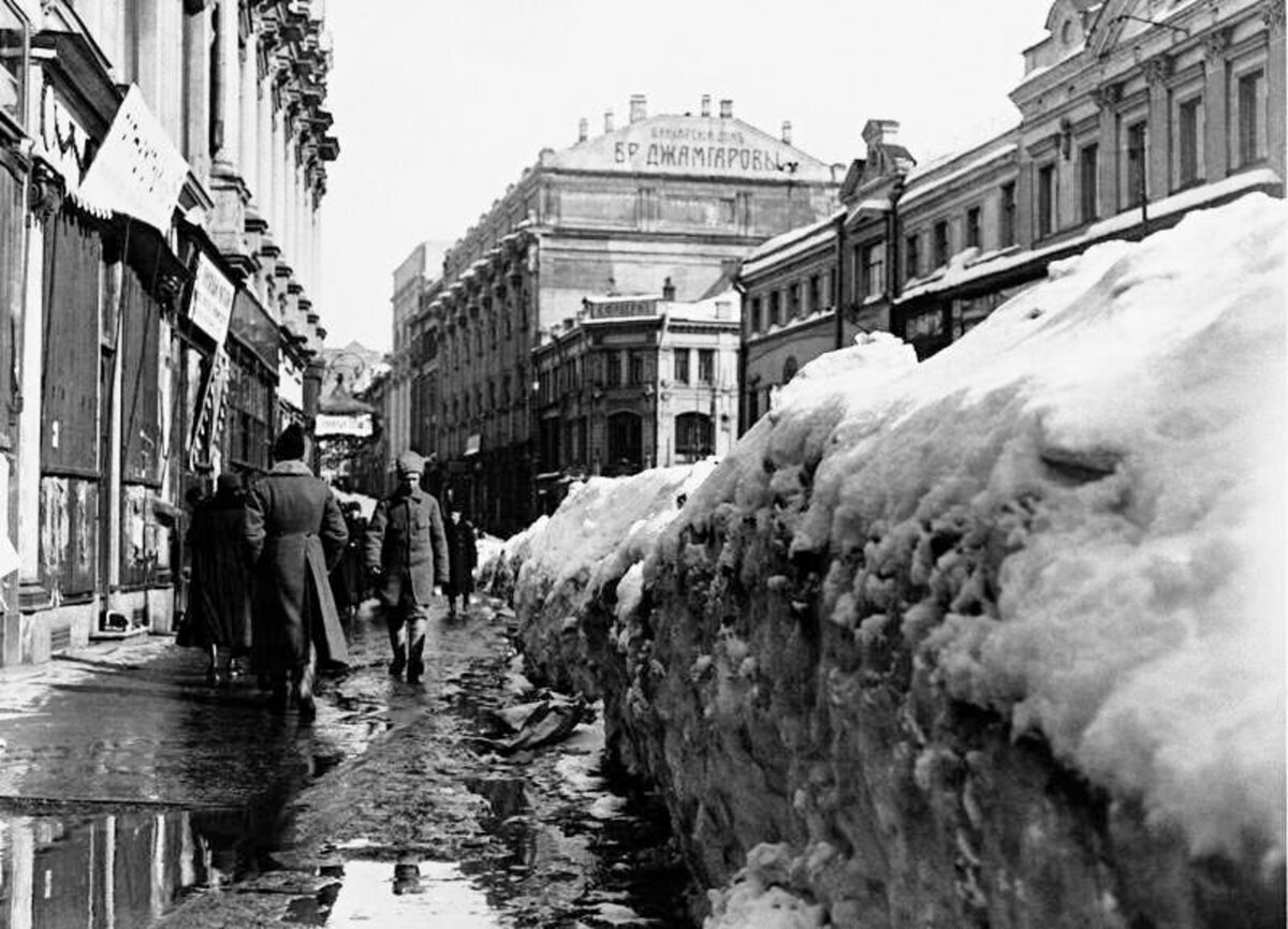 1913 год. Улица Кузнецкий Мост. Проезжую часть с тротуара не видно за полутораметровыми сугробами. В самом начале века снег даже не пытались вывозить из города, складывая его ровными горами вдоль тротуаров 