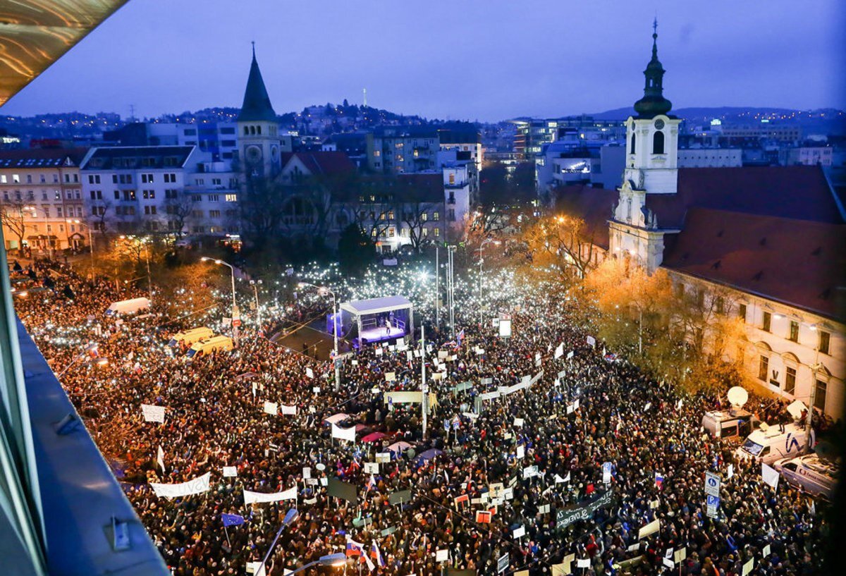 Братислава- столица Словакии. 
50000 людей вышли на митинг. 