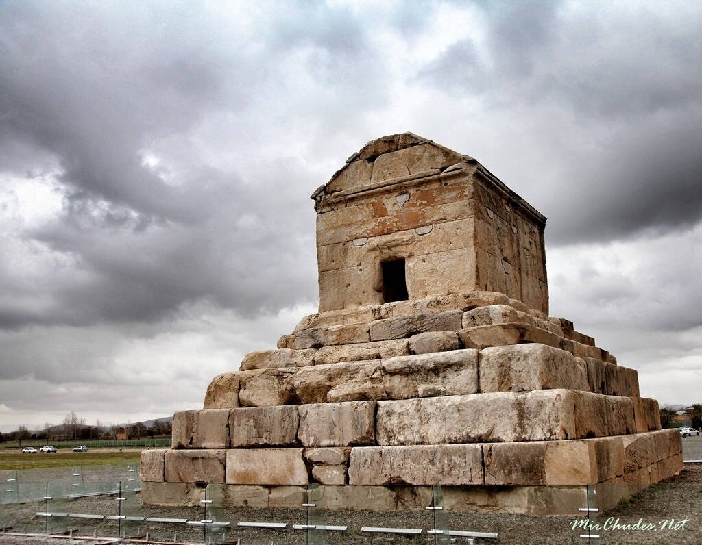 Могила Кира II Великого в Пасаргадах.
 