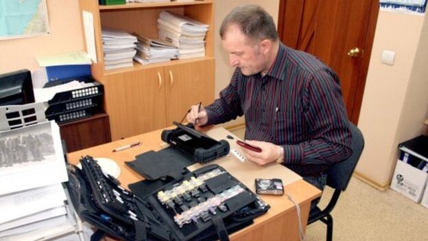 Правообладатель иллюстрацииSLEDCOM.RUImage captionМагаданский следователь-криминалист Попов взламывает смартфон с помощью той же технологии, что Федеральное бюро расследований США