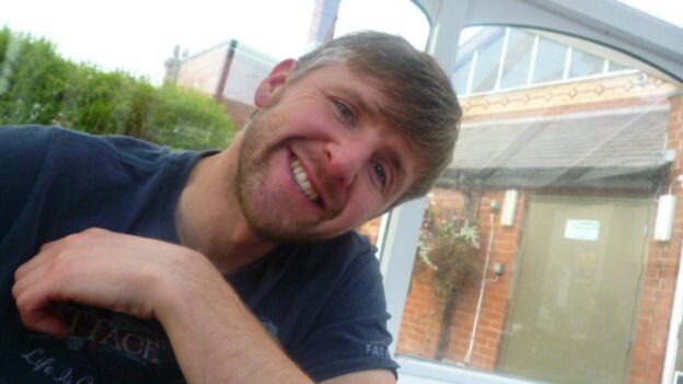 Авторское право JONNY SHARPLES Подпись к изображению Саймон Шарплс занял свою жизнь в 2014 году
