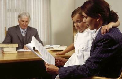  
   К сожалению, не всегда в свидетельстве о рождении детей отцом значится именно тот мужчина, который его зачал. Это случается по разным причинам – пары не признают официальный брак, но живут семьёй, может просто встречаются или случилось так, что отец ребёнка погиб, не успев оформить отношения. В любом случае ребёнок остаётся не защищённым – ни морально, ни материально. Чтобы защитить право ребёнка, потребуется установление отцовства в судебном порядке, пошаговая инструкция к которому здесь подробно рассмотрена. 