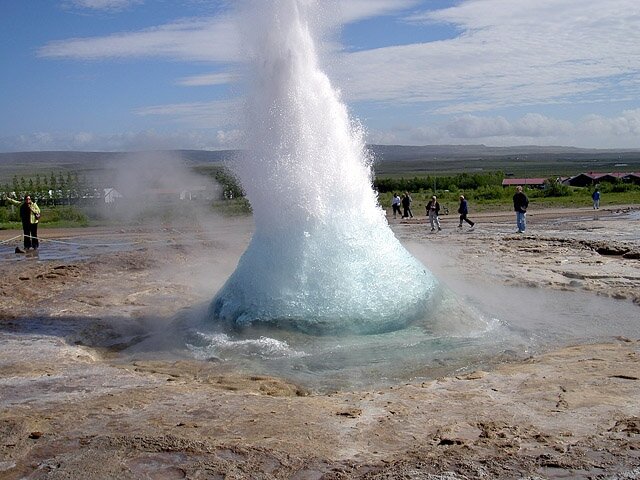 Достопримечательности Исландии: Strokkur Geysir © commons.wikimedia.org